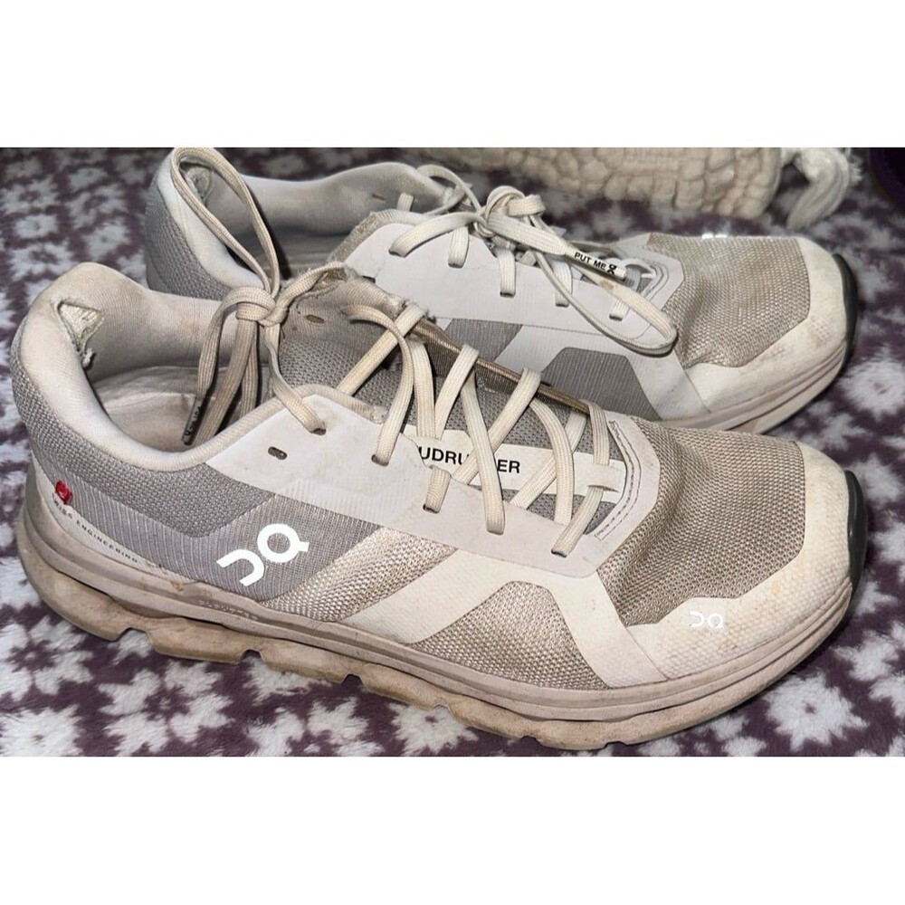 On cloud cloud runner white shoes